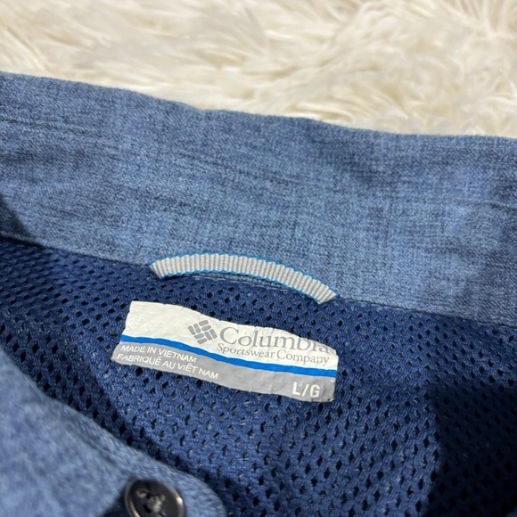 COLUMBIA Size L Blue Chambray Button Up Collared vented hiking shirt - Picture 2 of 12